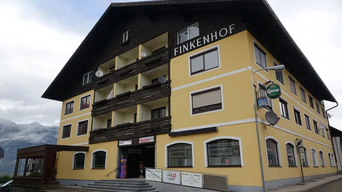 Der Finkenhof am Irdninger Hauptplatz: Einstmals ein beliebtes Hotel und Restaurant. In den oberen Stockwerken sind nun Wohnungen, im Erdgeschoss sind nun das Familien- und Begegnungszentrum sowie die beiden Pensionistenvereine untergebracht