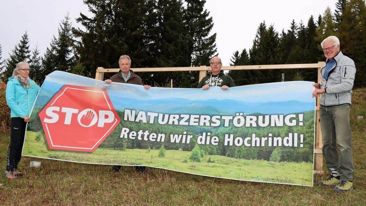 Ernst Allesch (zweiter von links) baute das Plakat der Bürgerinitiative vor ein paar Tagen ab