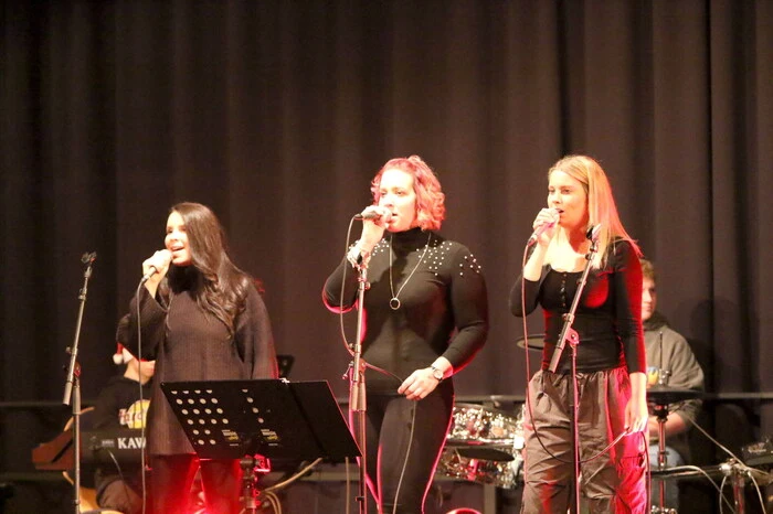 Grund des Besucherandranges: Das Weihnachtskonzert „Christmas meets Pop” des „Modern Music College St. Veit“ (MMC). 