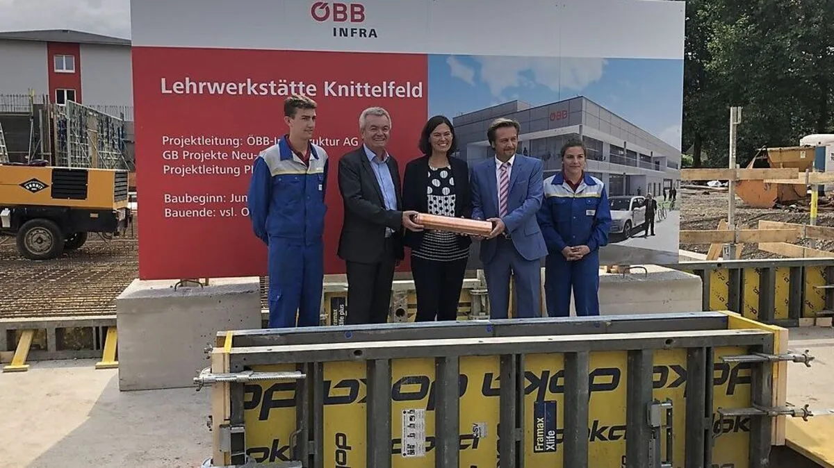 Landesrat Anton Lang, ÖBB-Vorständin Silvia Angelo und Knittelfelds Bürgermeister Gerald Schmid legten den Grundstein