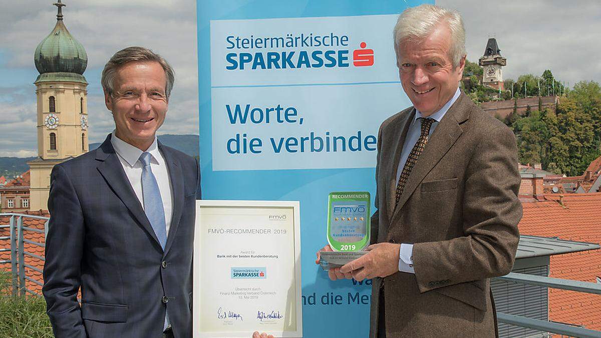Peter Strohmaier, Leiter Retailvertrieb Steiermark und Gerhard Fabisch, Vorstandsvorsitzender der Steiermärkischen Sparkasse