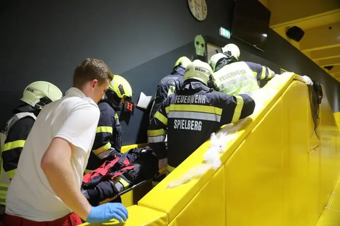 Mit vereinten Kräften konnten alle Übungen absolviert werden - zur Zufriedenheit der Übungsbeobachter Brandmeister Fabian Dorner, Oberbrandmeister Andreas Neubauer und Rettungsrat Patrik Fuchshofer.