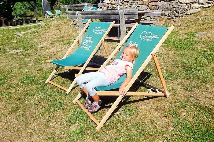 Mit dem Enkerl Nina ging es für Martha Treier aus Oberrohr bei strahlendem Sonnenschein rauf auf die Ringwarte. Nach dem Marsch gönnte sich Nina eine kurze Verschnaufspause im Liegestuhl und genoss die Sonne.