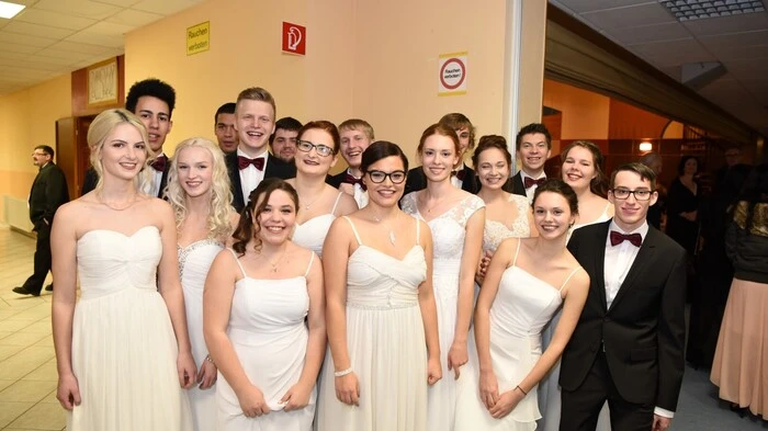 Am Samstagabend (7.1.2017) luden die Maturanten des Borg Kindberg zu ihrem Ball ins Volkshaus Kindberg. Motto des Abends: "HabsBORG - eine Dynastie geht zu Ende". Dementsprechend fürstlich wurde bis in den Morgen hinein gefeiert.