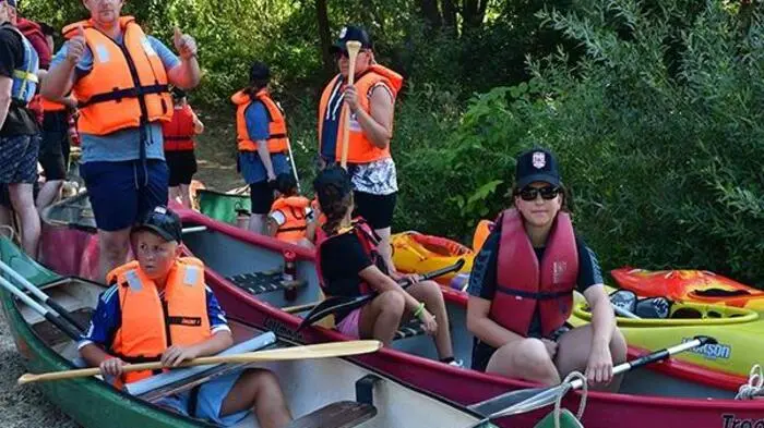 Den Montag verbrachte die internationale Feuerwehrjugend an der Feistritz - mit Zillen, Kanus und einem selbstgebauten „Motorboot“