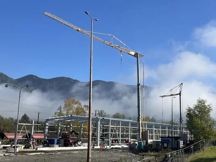 Die neue Halle wächst zügig in die Höhe, wie diese Aufnahmen vom Freitag dieser Woche zeigen