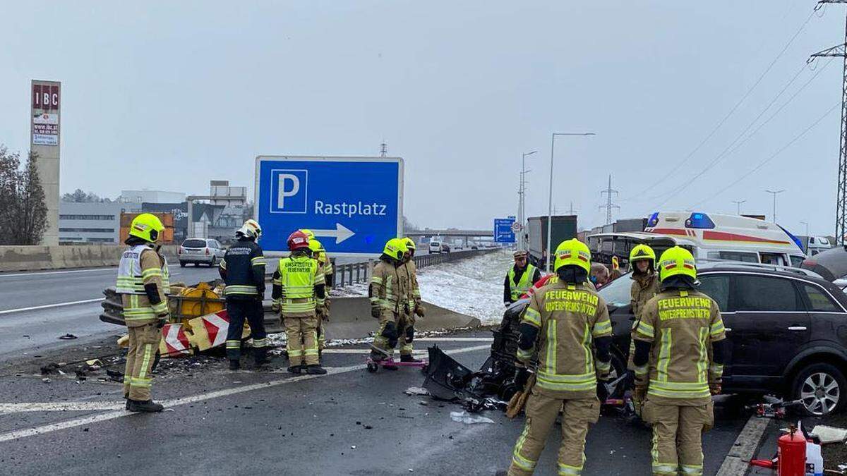 Der Pkw wurde durch den Aufprall schwer beschädigt, eine Person wurde verletzt