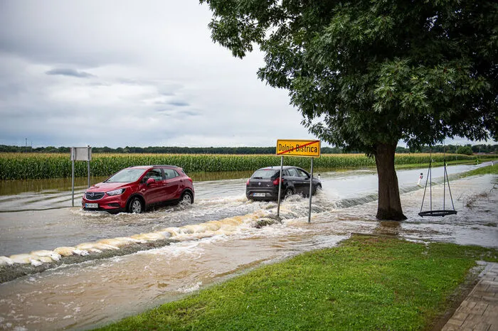 An der Ortseinfahrt von Dolnja Bistrica steht das Wasser noch gut 15 Zentimeter hoch. Die Mur ist hier rund zwei Kilometer entfernt. 