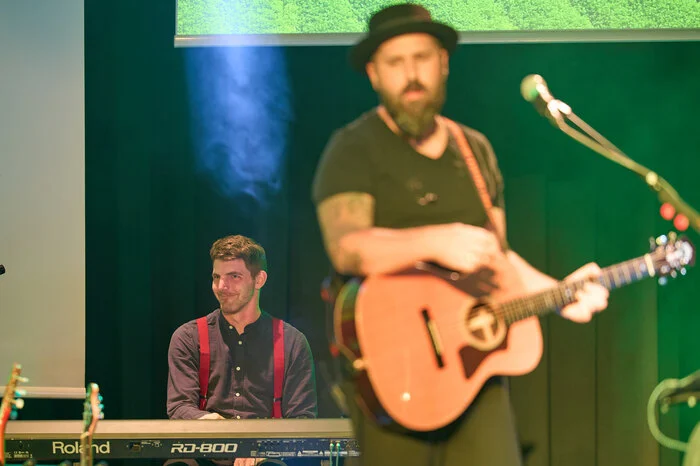Keyboarder Maximilian Fugger (links) und Produzent und Leadgitarrist Jürgen Kulmesch.