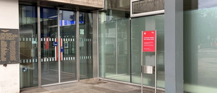Vor Bahnhöfen wird auf das Rauchverbot mittels Tafeln hingeweisen, wie hier in Leoben