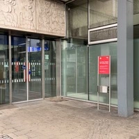 Vor Bahnhöfen wird auf das Rauchverbot mittels Tafeln hingeweisen, wie hier in Leoben