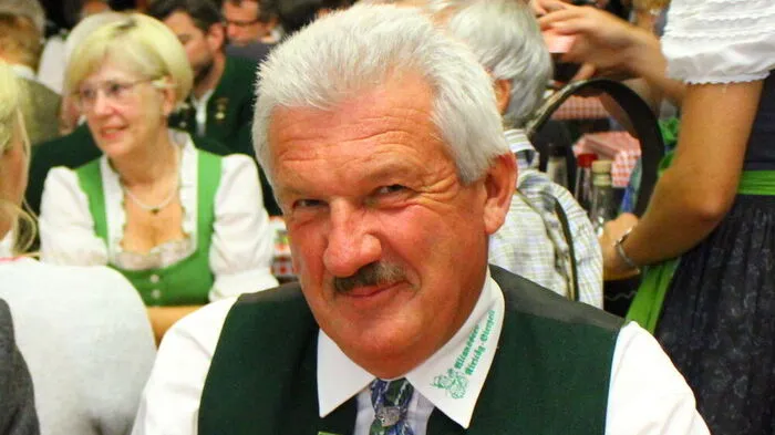 Werner Fischer ist Chef im legendären Altausseer Bierzelt: Ich habe mein Leben eigentlich immer selbst in die Hand genommen. Nach der Meisterung des schweren Schicksalsschlages mit inkl. Querschnittlähmung wollte ich zeigen, dass man auch mit einer körperlichen Behinderung etwas erreichen kann: beim Feuerwehrrüsthausneubau Altaussee, bei der Entwicklung des Altausseer Bierzeltes, bei der Organisation des Balletts im Kaiserzelt Altaussee,  beim österreichischen Knappentag mit 5.500 Teilnehmern, und zwei steirischen Landesfeuerwehrtagen mit 8.400 und 5.500 Teilnehmern. Dazu kommen 20 Jahre Führungsarbeit in der Feuerwehr Altaussee. Wir haben auch gleich nach der coronabedingten Absage des heurigen Altausseer Bierzeltes die Sache sofort wieder in die Hand genommen und planen bereits für das nächste Jahr. Da wird es ganz sicher wieder klappen. Davon bin ich überzeugt.