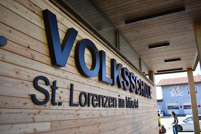 Auch Beschriftungen verschiedenster Art, wie hier bei der Volksschule St. Lorenzen, findet man im Produktportfolio von Ansatzplus