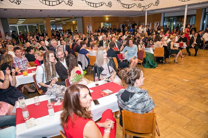 Eine lustige und schöne Ballnacht. Klicken Sie sich durch. . .