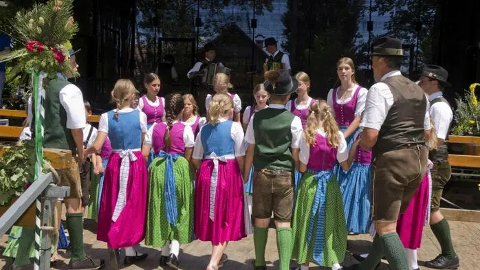 Holger Winter, vulgo Drohtbauer, eröffnete das Fest, musikalisch begleitet von „Wast’eh Blech“. Nach der Begrüßung der Ehrengäste durch Harald Trummer und einem traditionellen Bieranstich...