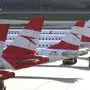 ABD0039_20230328 - SCHWECHAT - ÖSTERREICH: Im Ringen um mehr Geld für die Pilotinnen und Flugbegleiter der AUA wurde am Dienstag, 28. März 2023, eine weitere Betriebsversammlung am Flughafen Wien-Schwechat veranstaltet. Im Bild: Abgestellte AUA-Flugzeuge am Flughafen Wien-Schwechat. - FOTO: APA/ROBERT JAEGER