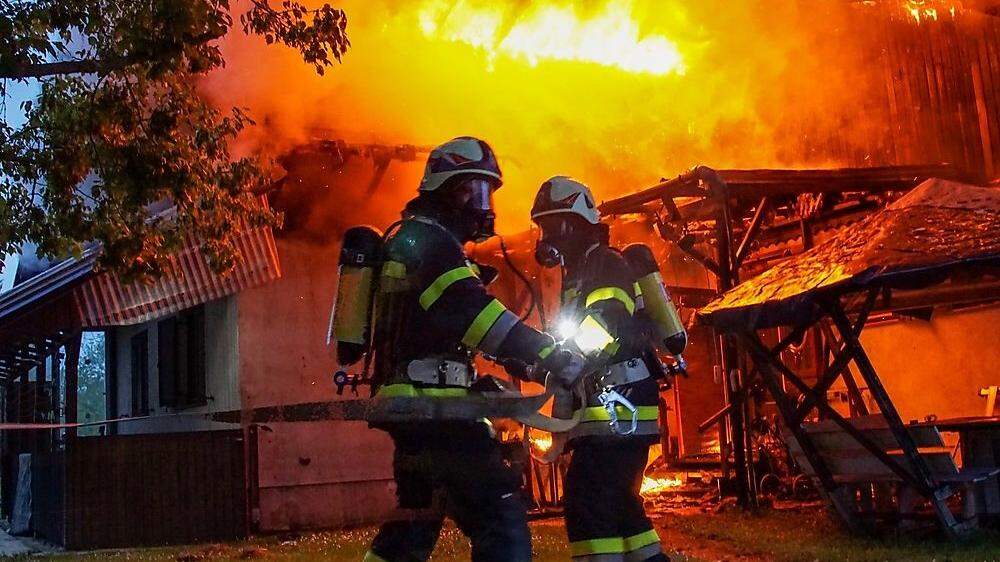 Vier Feuerwehren mit insgesamt 50 Mann kämpften gegen das Feuer.