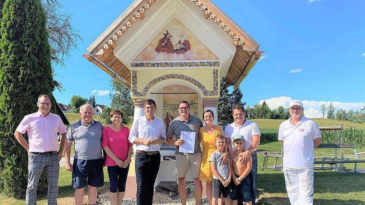 Eigentümer Markus Merlitsch (4. von rechts mit Familie) und Landesrat Martin Gruber (4. von links)