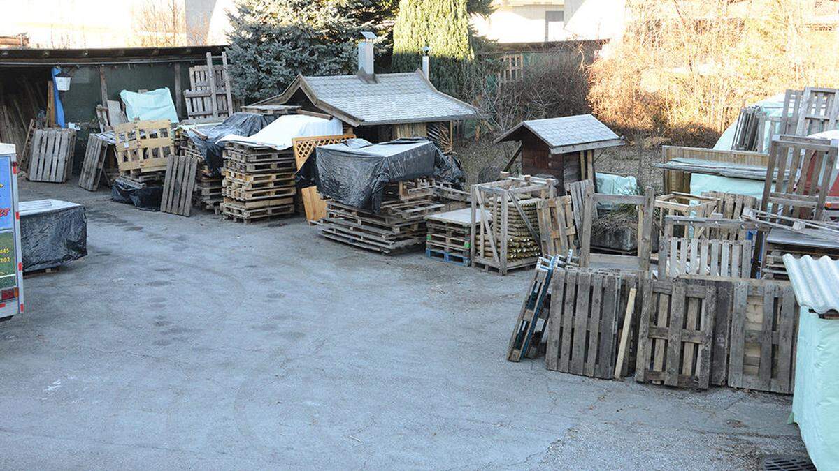 Hunderte Paletten werden vor dem Haus in Fürnitz gelagert