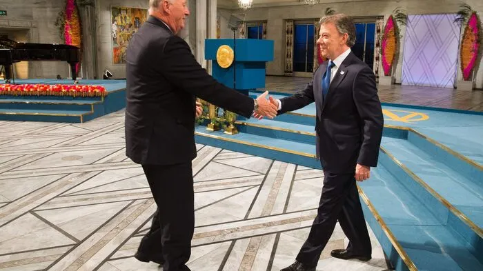 Es ist ein großer Tag für Kolumbien und ein ebensolcher für seinen Präsidenten Juan Manuel Santos. Dieser erhielt am Samstag im Rathaus von Norwegens Hauptstadt Oslo den Friedensnobelpreis verliehen. Einer der ersten Gratulanten war Norwegens König Harald.