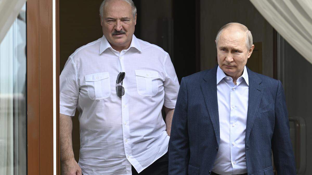 Russlands Staatschef Wladimir Putin mit dem belarussischen Machthaber Alexander Lukaschenko (l.) 