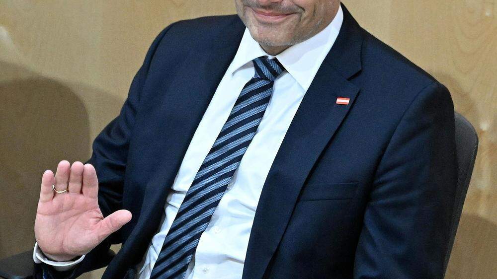 Die SPÖ stellt einen &quot;Dringlichen Antrag&quot; an den aktuellen ÖVP-Chef und Bundeskanzler Karl Nehammer. 