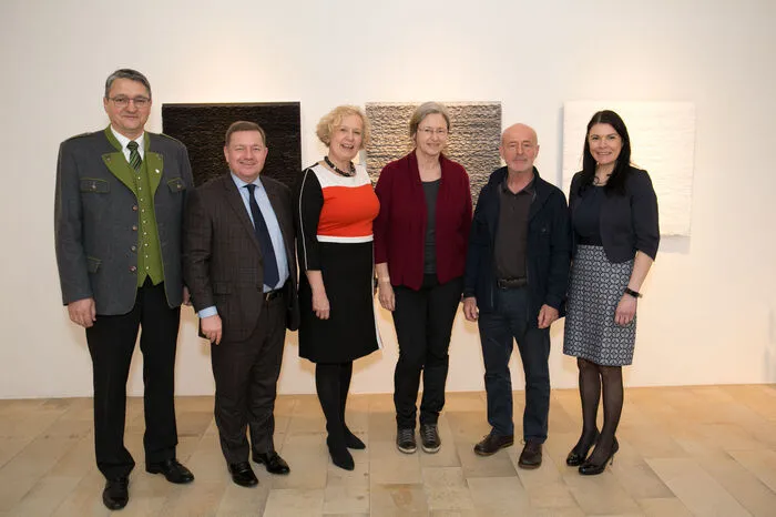 Die Kunstausstellung "Zwischentöne" zeigt Werke von Irmgard Schaumberger und Renate Krammer.