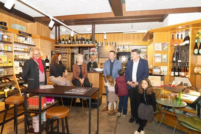 Der Kalender erscheint im großzügigen A3-Format und ist um 22 Euro erhältlich. 2,50 Euro pro verkauftem Exemplar kommen dem Lions Club Fürstenfeld zugute, um Menschen in Not der Region zu unterstützen.
