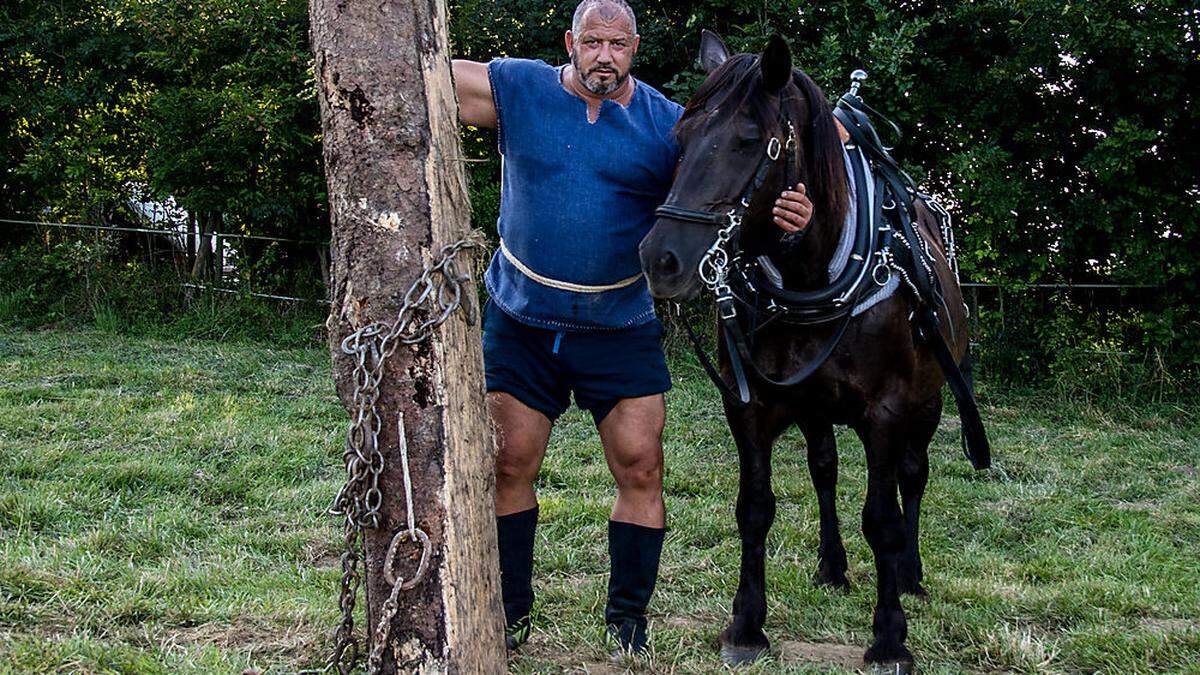 Martin Hoi mit dem 700 Kilo schweren Noriker „Turn“