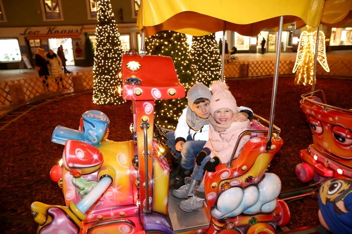 Aber auch die Kleinen kamen am Abend voll auf ihre Kosten. Ob Gratis-Weihnachtszug ... 