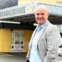 Ein Mann steht vor einem Krankenhaus und lächelt in die Kamera. | Daniel Barrazutti kehrt zurück in die Heimat: „Wir wollen in Friesach modern und effizient arbeiten“