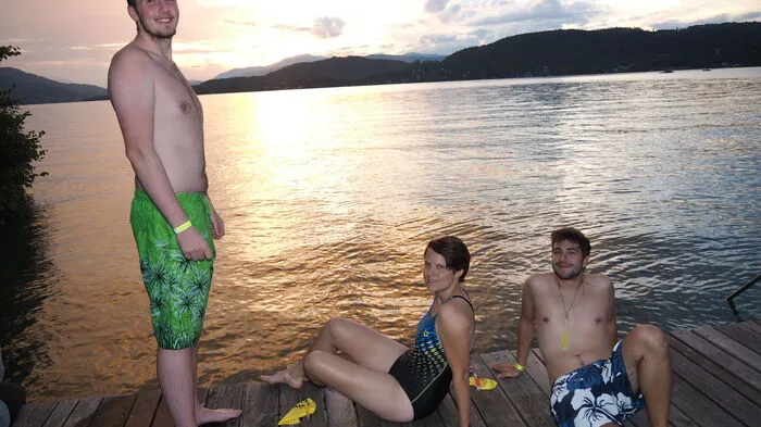 Wetterbedingt mit einem Tag Verspätung startete das Vollmondschwimmen Freitagabend in Klagenfurt im Bad Loretto. Die Schwimmstrecke führte entlang des Schilfgürtels zum Strandbad Maiernigg. Das Wasser hatte 23 Grad.