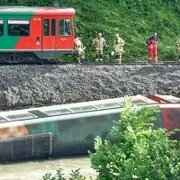 Die Garnitur liegt noch immer im Wasser der Mur