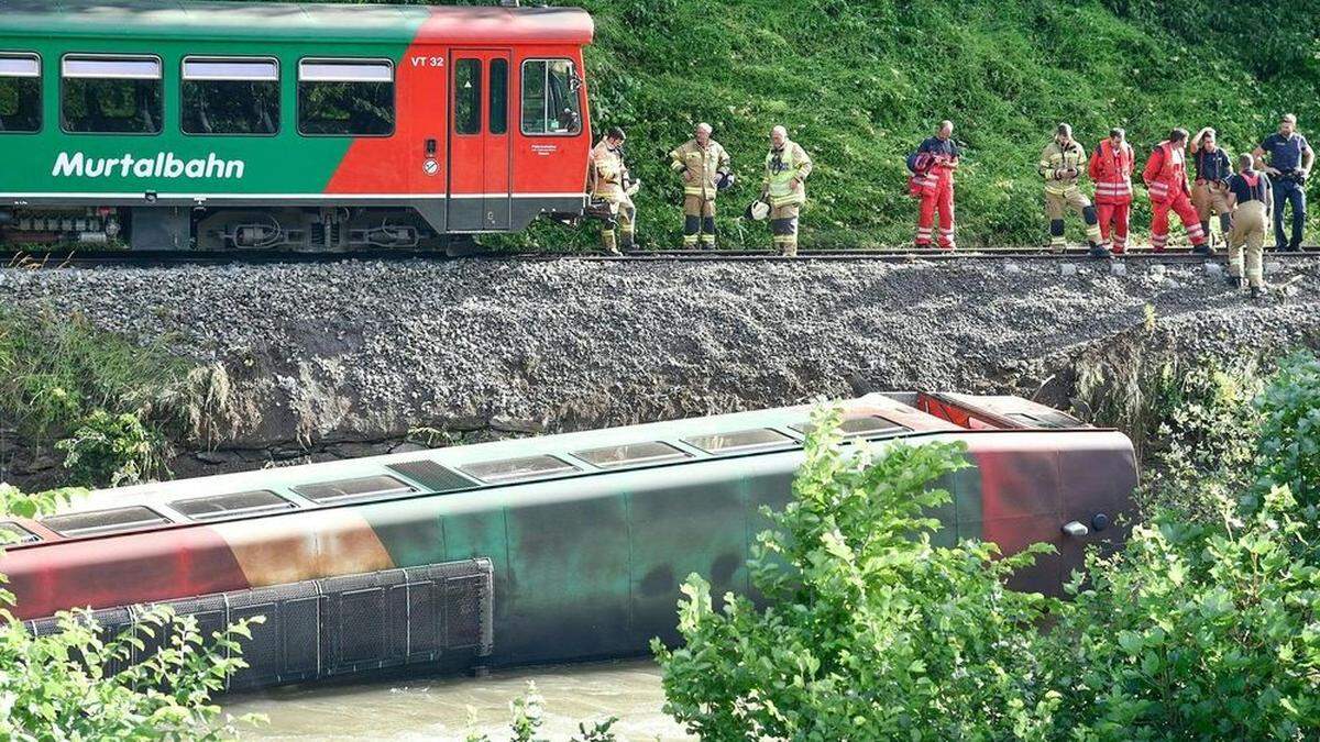 Die Garnitur liegt noch immer im Wasser der Mur