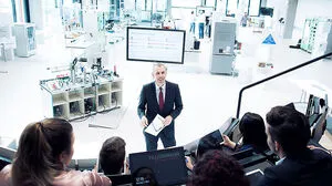 Martin Tschandl im Kapfenberger Industrie 4.0-Labor, das europaweit vorne mitspielt