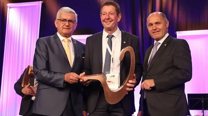 Der Preis wurde von Innenminister Wolfgang Sobotka an Bürgermeister Josef Müller verliehen