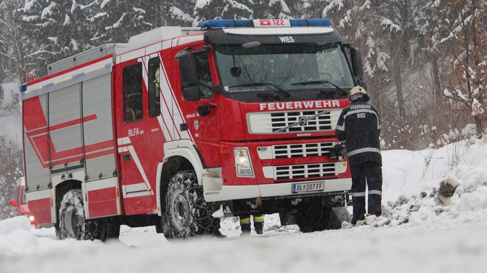 Bei Neuschnee kam ein LKW mit Tieflader, beladen mit einer rund 30 Tonnen schweren mobilen Sortiermaschine, von der Fahrbahn ab. Der FF-Wies gelang die aufwändige Bergung.