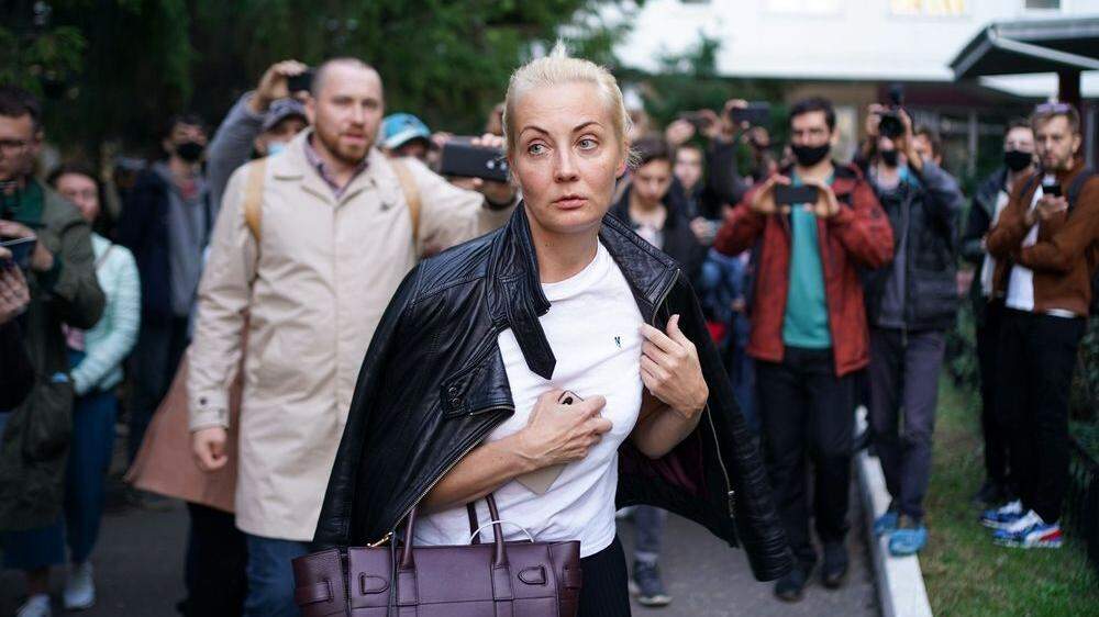 Nawalnys Frau vor dem Spital in Omsk 