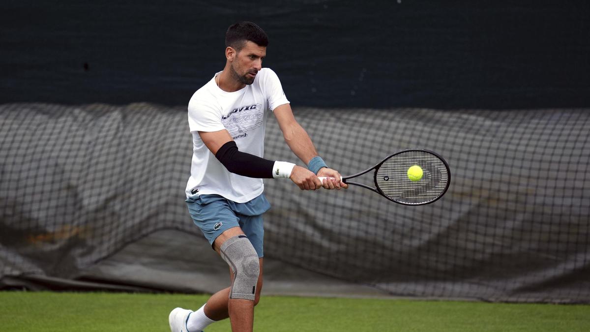 Djokovic mit Strümpfen an Knie und Ellbogen