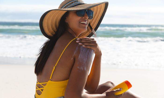 Um die Haut gut vor UV-Strahlen zu schützen, sollten Sie Sonnencreme mit einem hohen Lichtschutzfaktor mitnehmen 