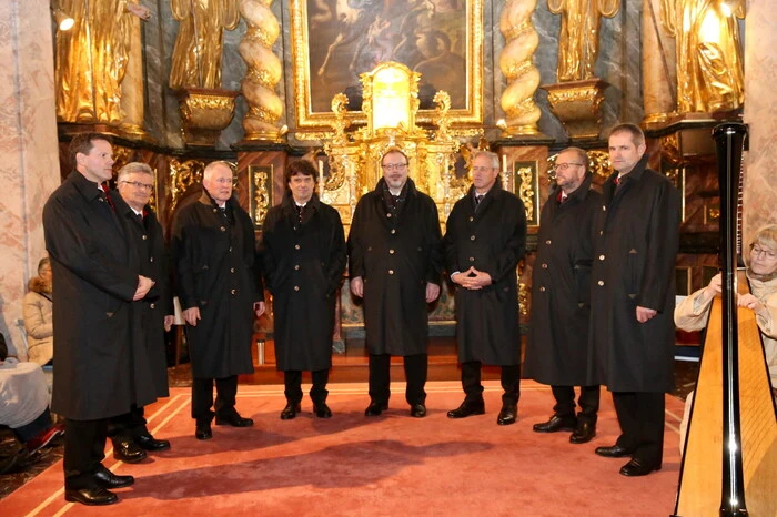 Denn wenn „Da-8Gsong“ unter Obmann Hans Kerndle (2. von rechts) und Chorleiter Gernot Fladnitzer (links) zum Konzert in die Stiftskirche lädt, bleiben die Besucher nicht aus. 