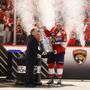 Aleksander Barkov von den Florida Panthers wird die Stanley-Cup-Trophäe überreicht