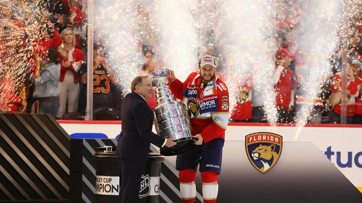 Aleksander Barkov von den Florida Panthers wird die Stanley-Cup-Trophäe überreicht