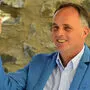 Karl Schmidhofer, hier im Wahlkampf mit türkisem Sakko