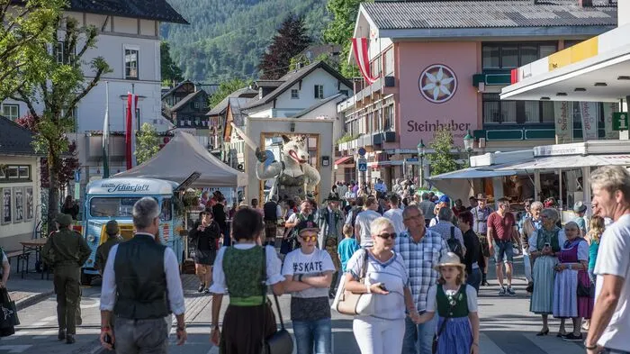 Seit acht Uhr morgens sind sie in der Innenstadt von Bad Aussee ausgestellt: 26 blumengeschmückte Narzissenfiguren ziehen Tausende Gäste aus dem In- und Ausland an.