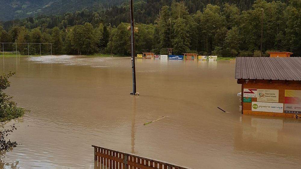 Der Sportplatz in Berg nach der Hochwasser-Katastrophe