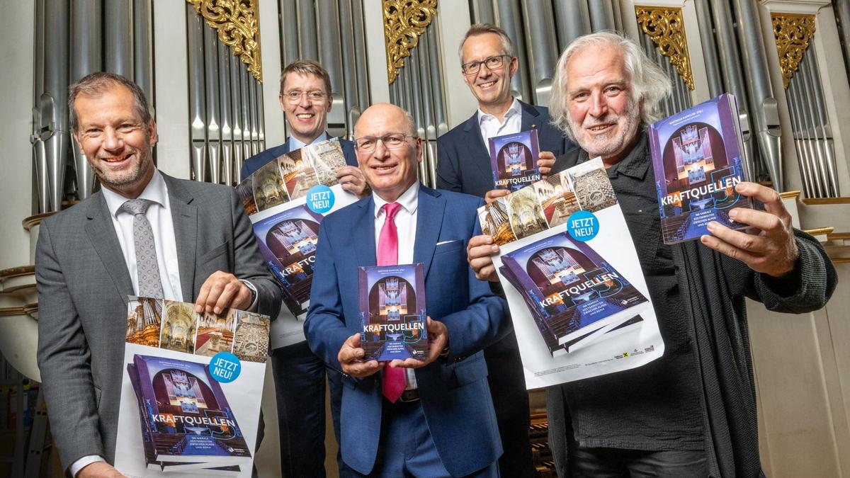 Buchpräsentation vor der Mathis-Orgel im Klagenfurter Dom