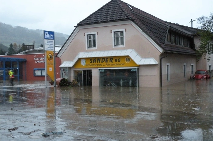 Das Haus und die Werkstatt wurden bis zum ersten Stock überflutet.
