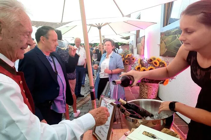 Im Innenhof des Weingut und Buschenschank Scharl gab es die Weine der neun Winzer zu verkosten.