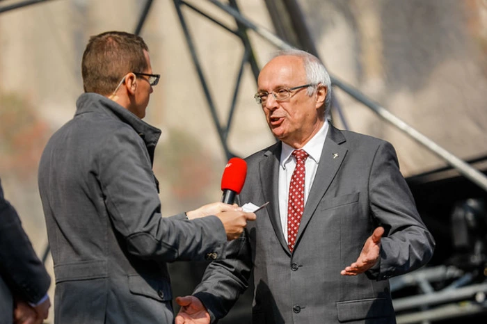 Bischof Michael Bünker im Gespräch mit ORF-Mann Christoph Riedl-Daser.